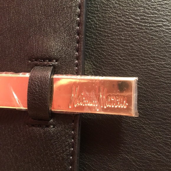 NEIMAN MARCUS BLACK W/ gold CROSSBODY BAG - Picture 4 of 6